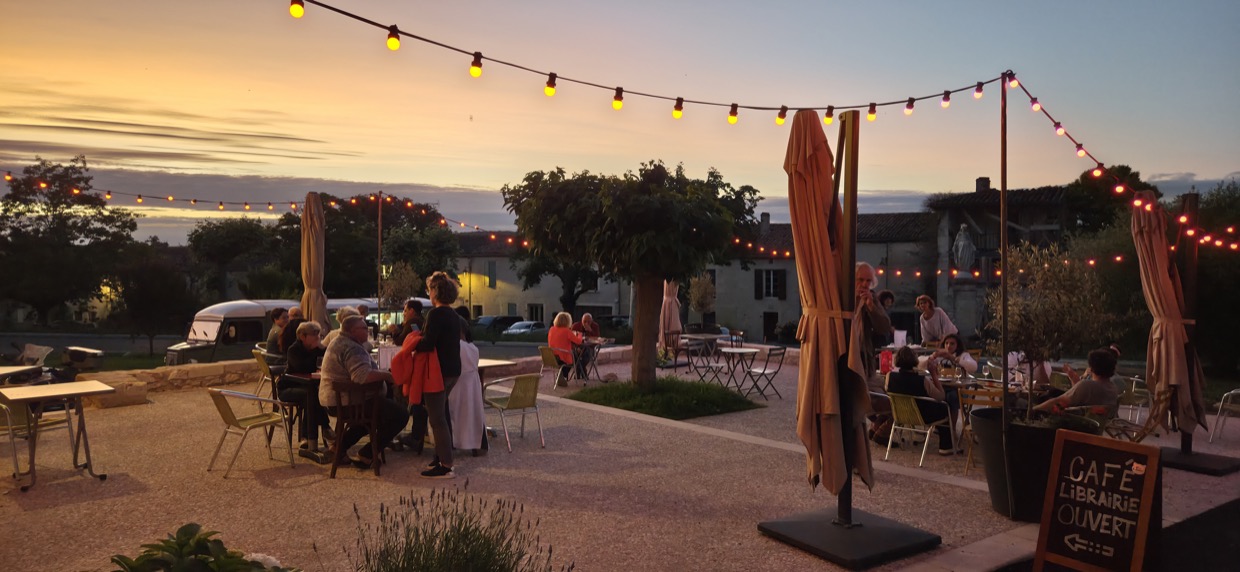 La terrasse du café On Va Vers Le Beau à La Romieu